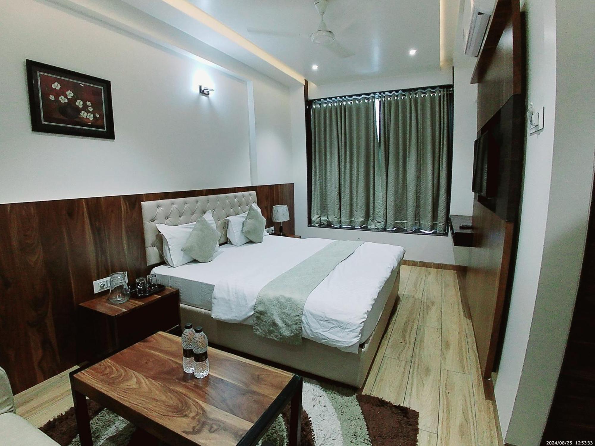 Hotel Sai Pratik, Newly Built Up, Complimentary Shuttle To The Temple Ширді Екстер'єр фото