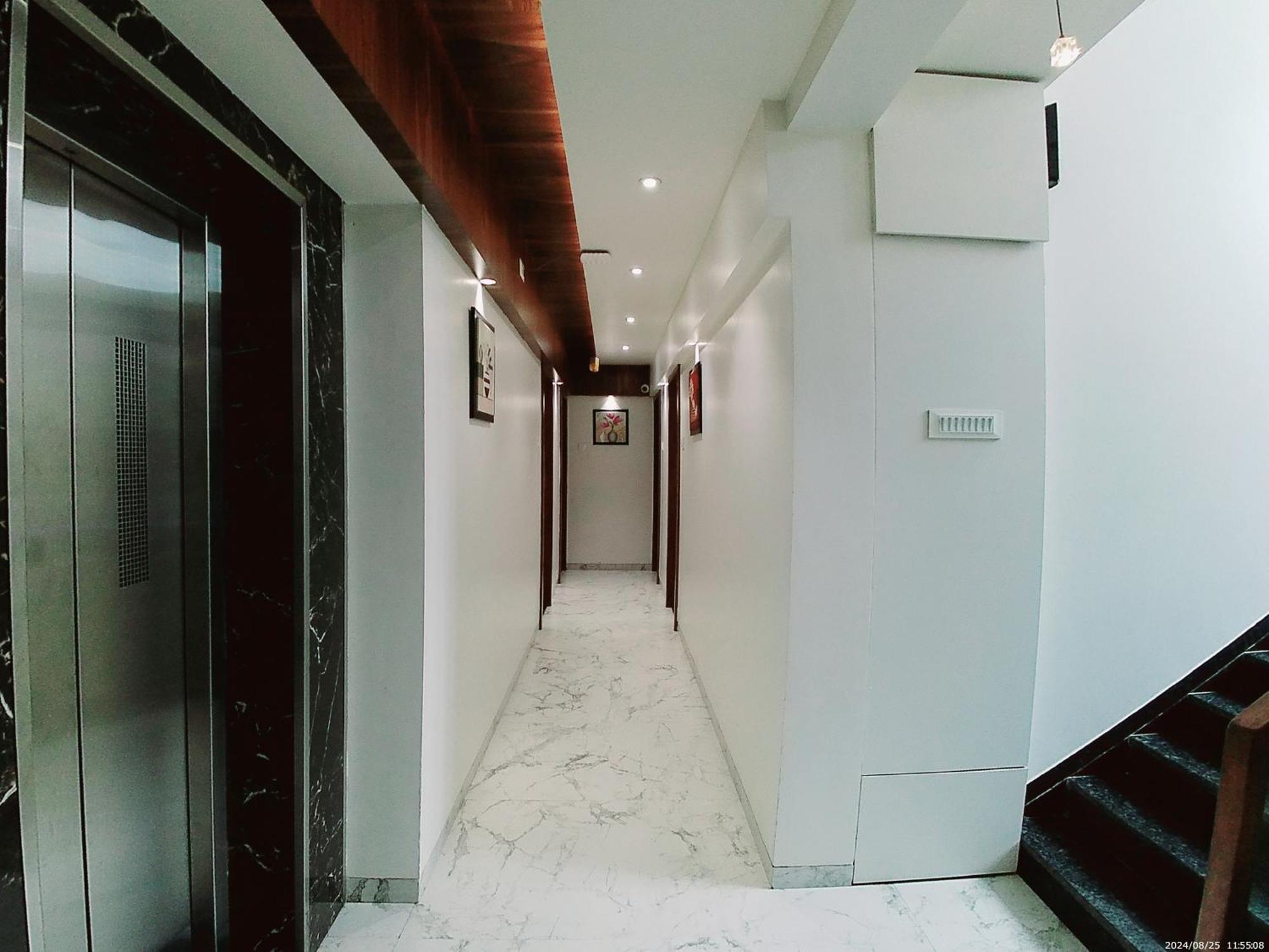 Hotel Sai Pratik, Newly Built Up, Complimentary Shuttle To The Temple Ширді Екстер'єр фото
