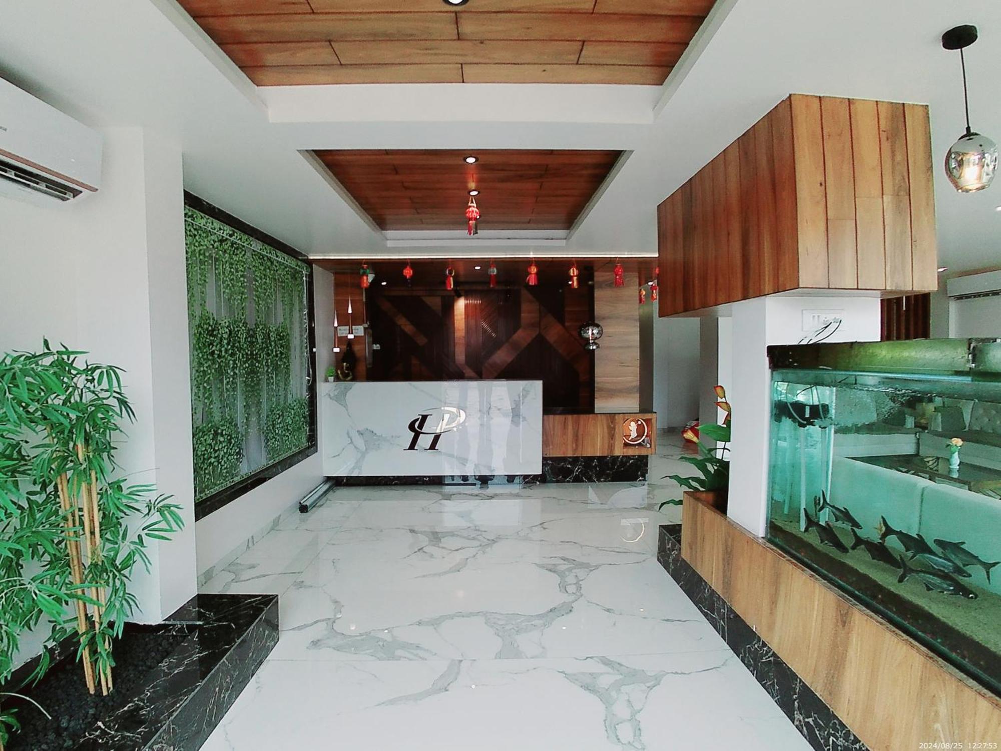 Hotel Sai Pratik, Newly Built Up, Complimentary Shuttle To The Temple Ширді Екстер'єр фото