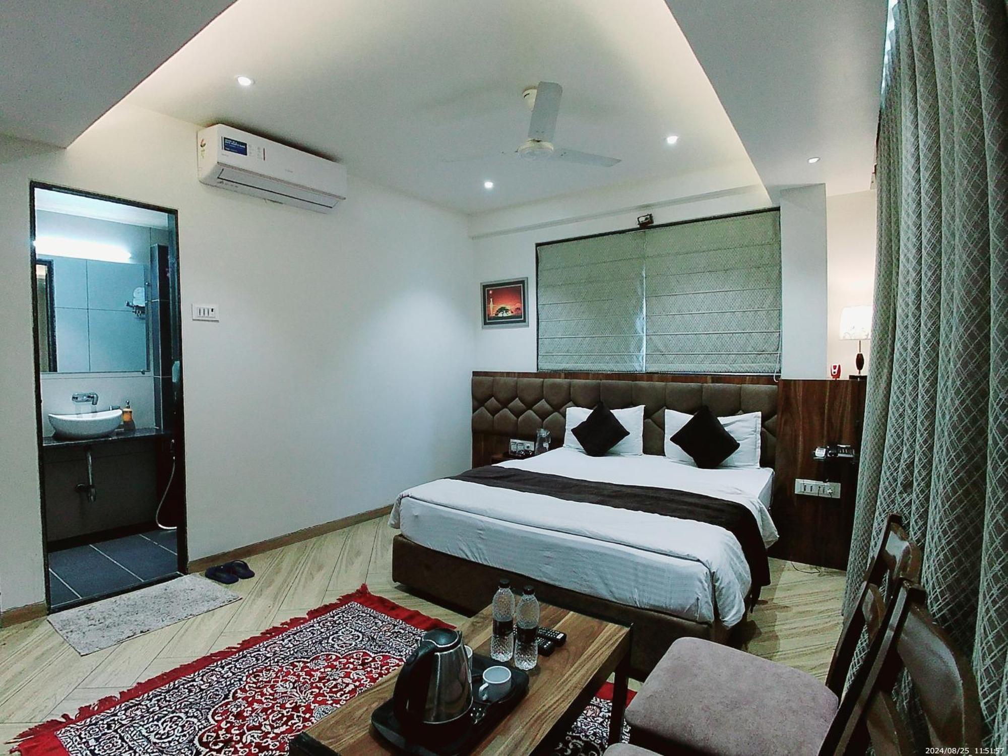 Hotel Sai Pratik, Newly Built Up, Complimentary Shuttle To The Temple Ширді Екстер'єр фото
