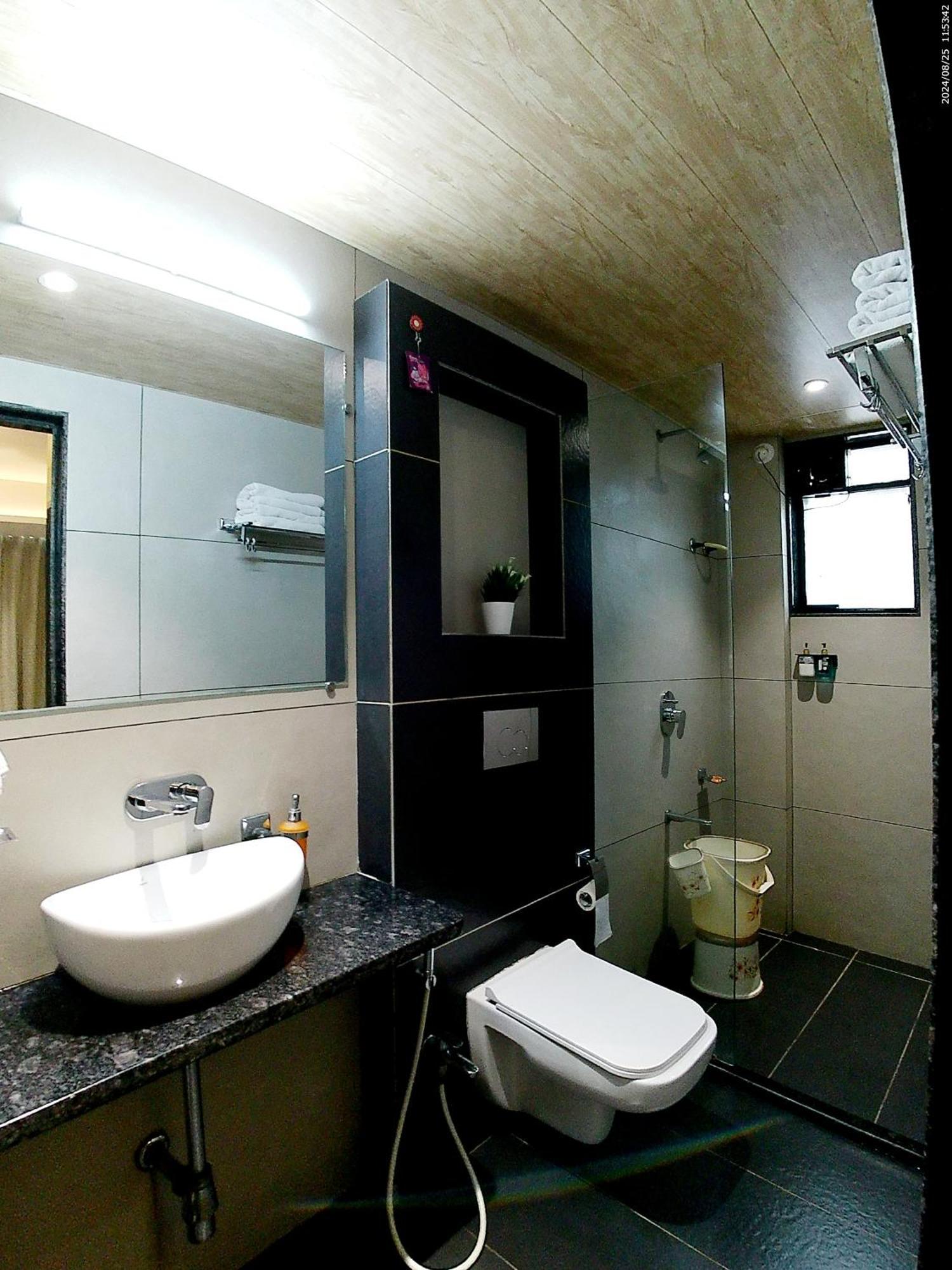 Hotel Sai Pratik, Newly Built Up, Complimentary Shuttle To The Temple Ширді Екстер'єр фото