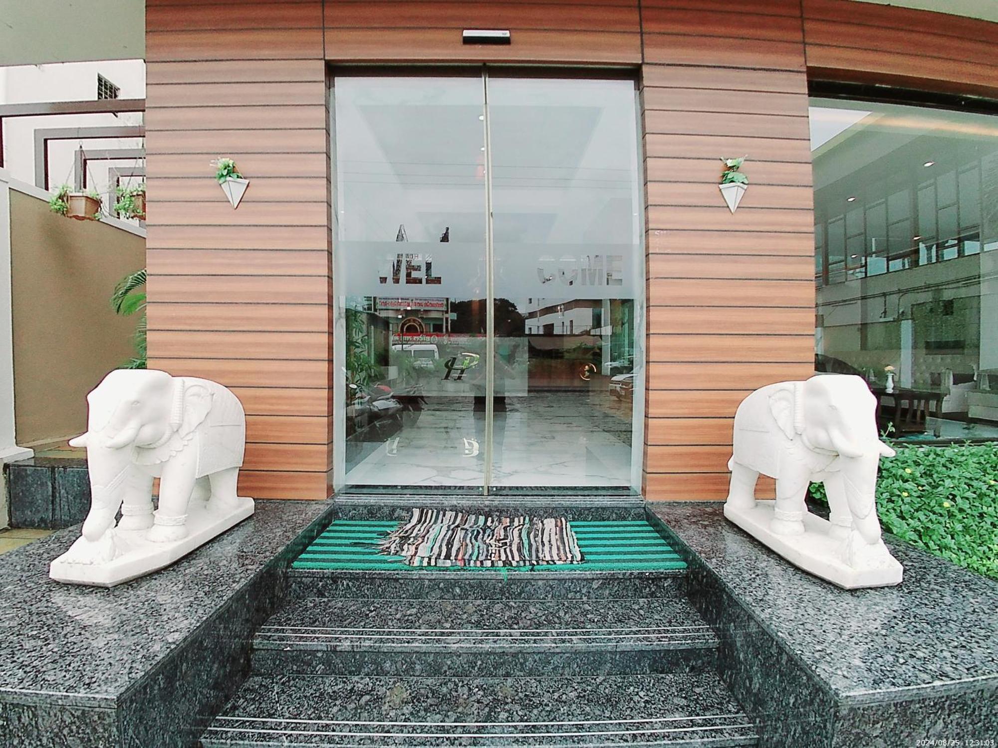 Hotel Sai Pratik, Newly Built Up, Complimentary Shuttle To The Temple Ширді Екстер'єр фото